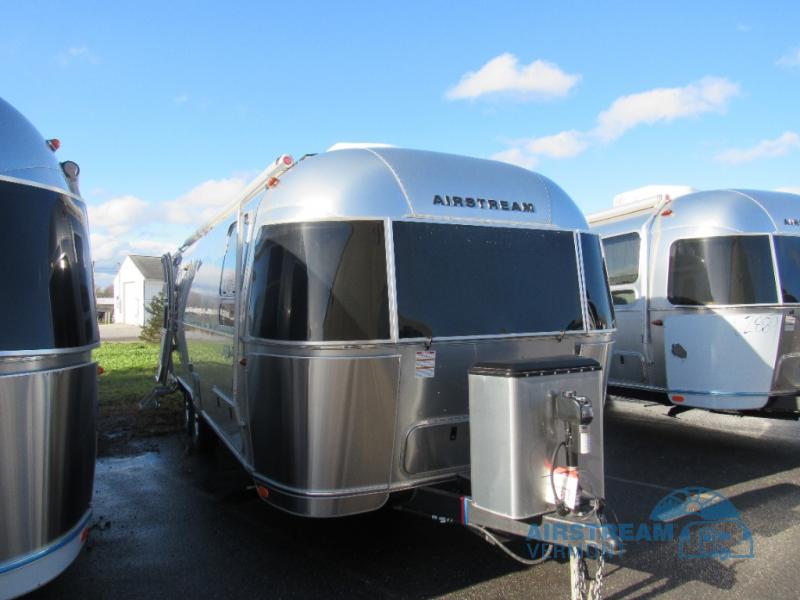 Airstream Flying Cloud 27FB Twin travel trailer exterior view parked on the dealer lot